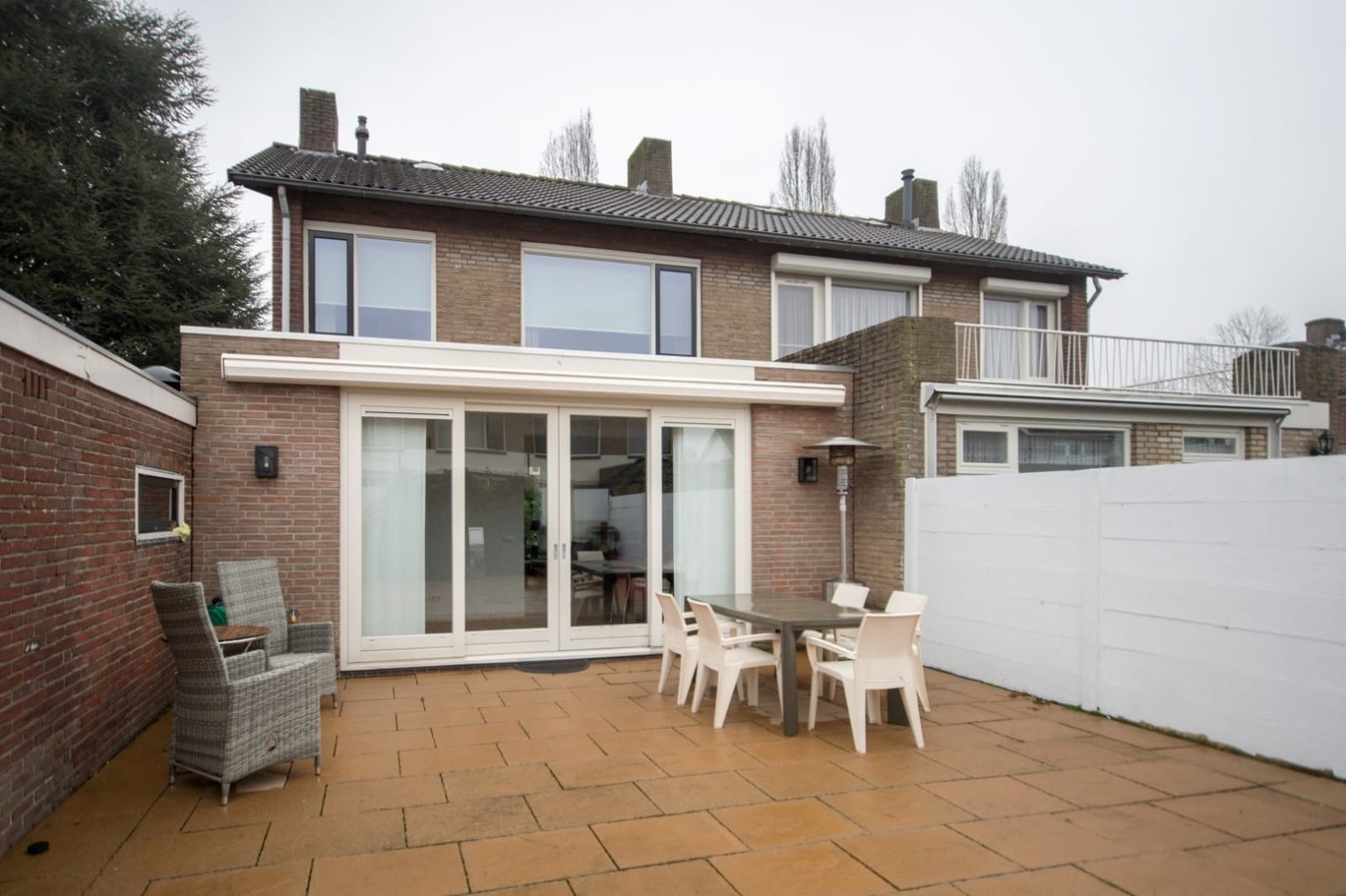 Sfeervolle en gunstig gesitueerde tweekapper met garage, berging en vrije achterom gelegen op 221 M². Deze woning ligt op loopafstand van het centrum van Hilvarenbeek. 