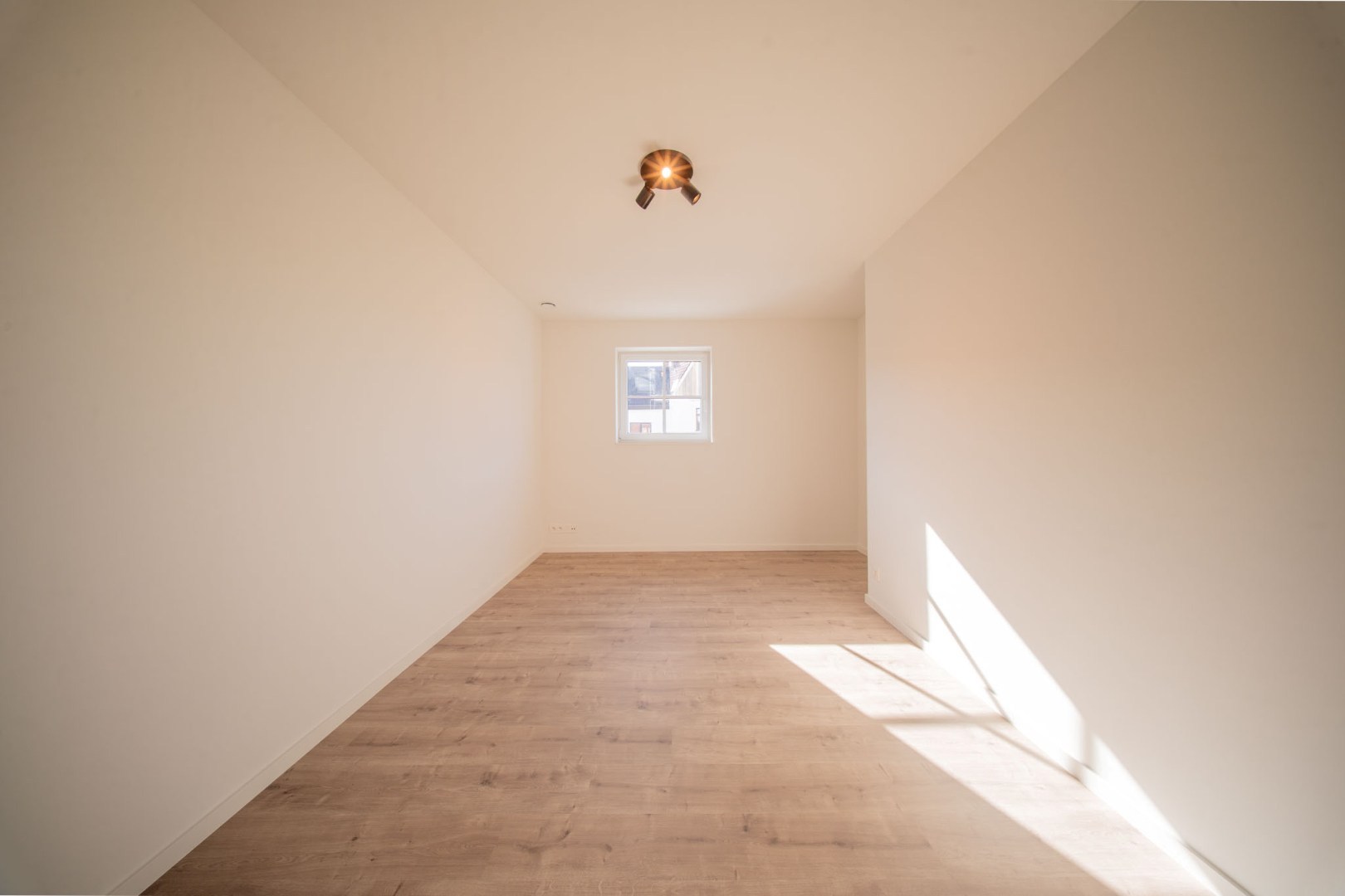 Stijlvolle en ruime nieuwbouwwoning met garage en tuin op 555 m² 