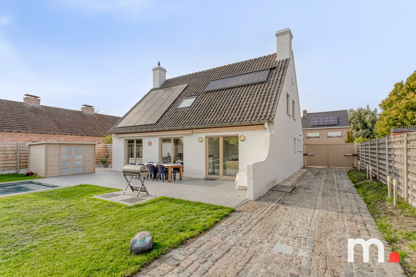 Unieke Villa te Roeselare met Zwembad en 5 slaapkamers op 987m² ! 