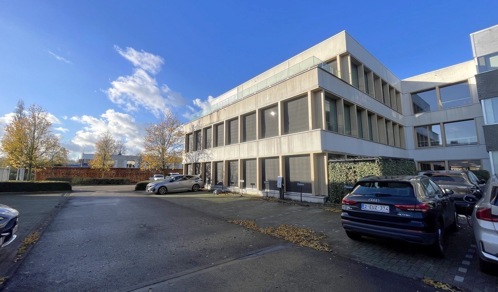 Volledig uitgeruste kantoren te huur langs E313 te Wommelgem
