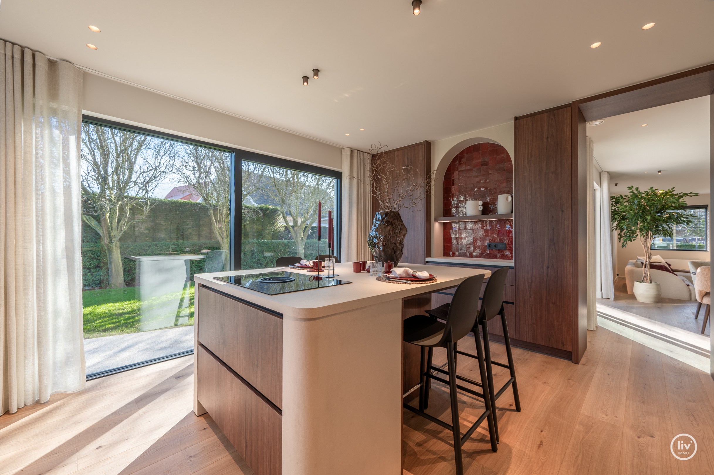 Prachtig gerenoveerde villa, gelegen op een groot perceel van 1365 m2 in een residentiële villawijk op fietsafstand van het centrum van Knokke. 