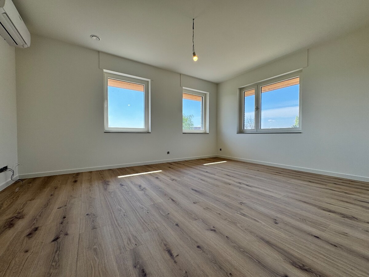 Instapklare nieuwbouwwoning met 4 slaapkamers en bureau te Kortemark 