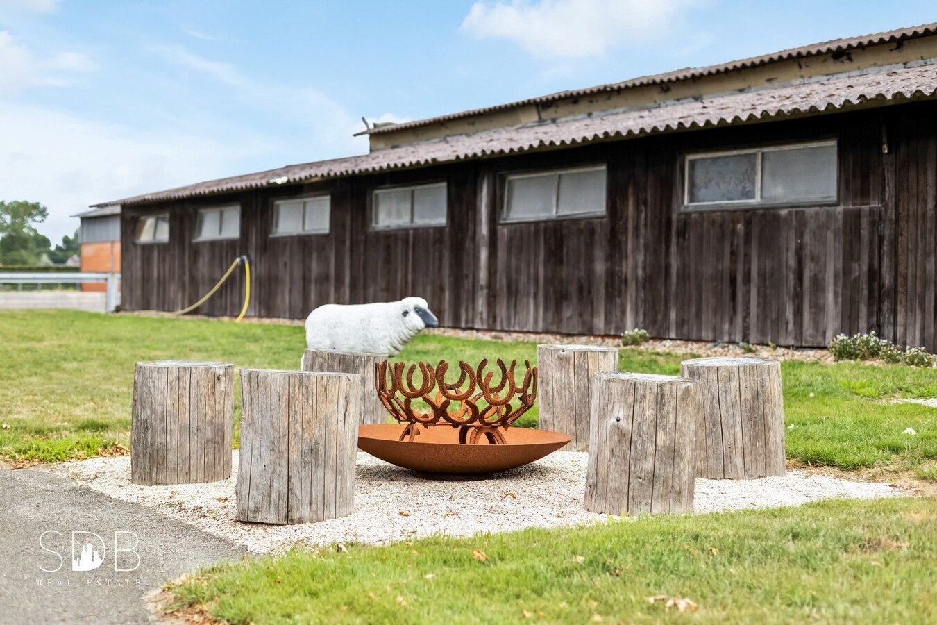 Hedendaagse woning inclusief paardenaccommodatie en graslanden op 4,22ha 