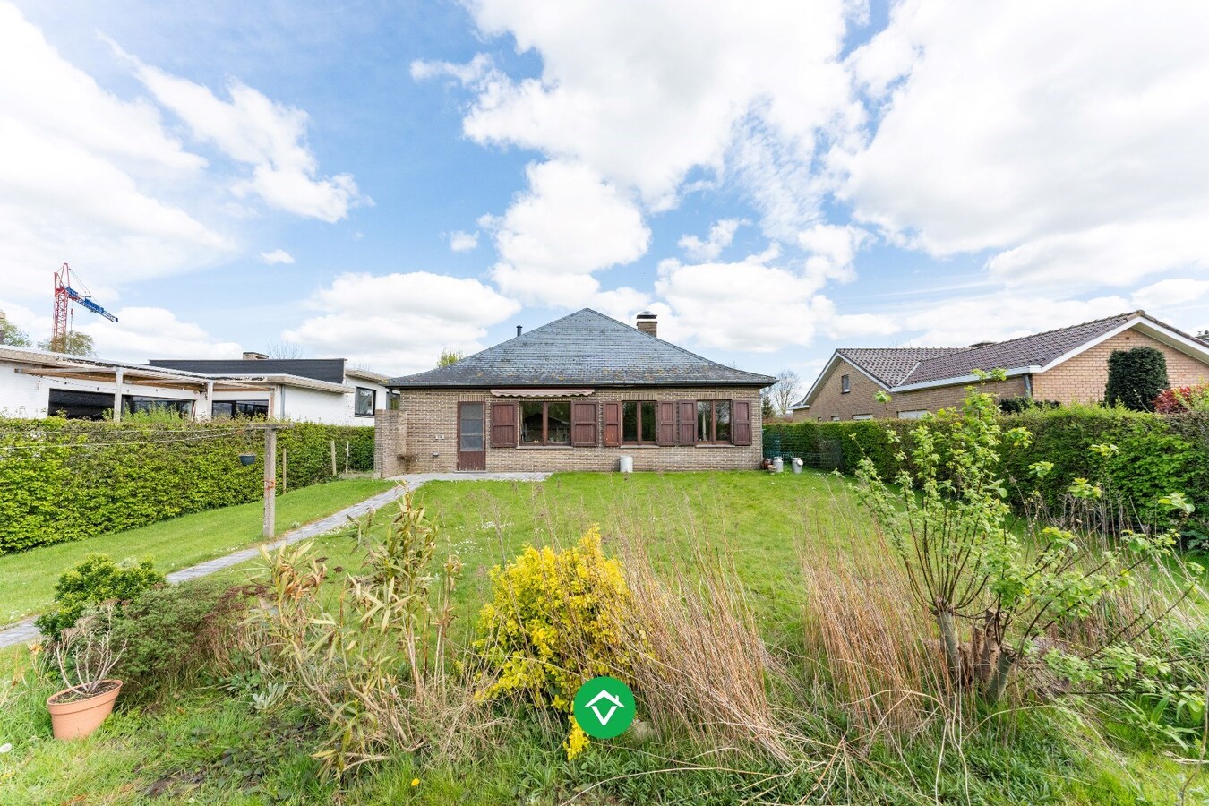 Alleenstaande woning met drie slaapkamers en dubbele garage in centrum Koekelare 