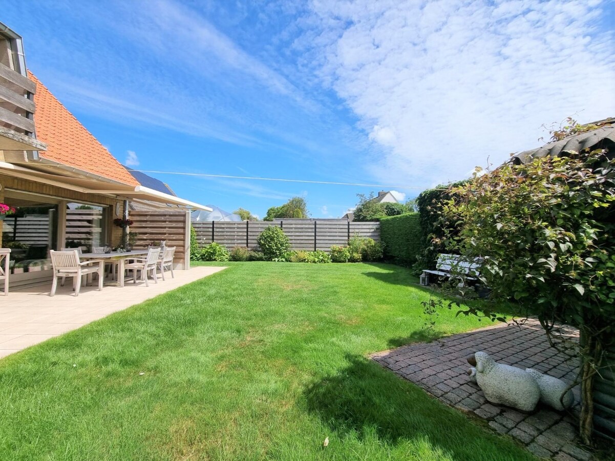 Ruime woning gelegen in een zeer rustige, residentiële woonwijk te Knokke-Heist 