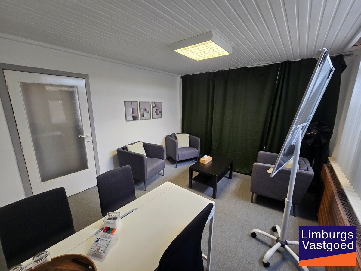 Gelijkvloerse kantoorruimte 108 m² met privé parkeerplaatsen 