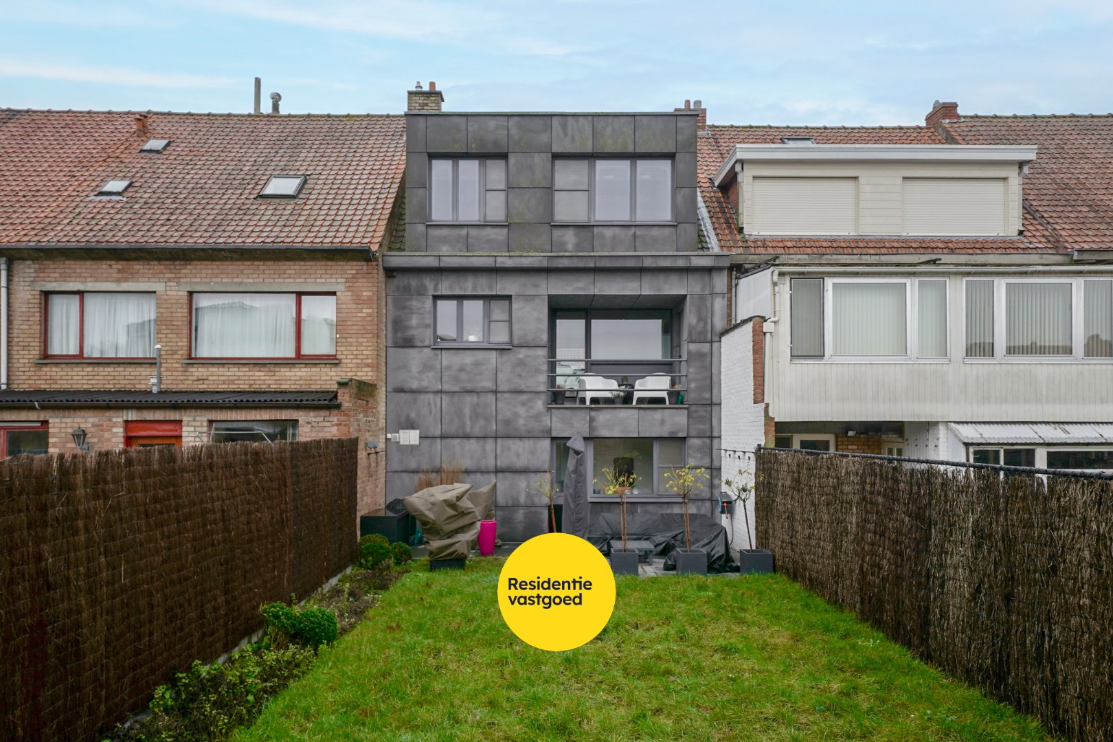 Ruime bel-étage woning met tuin en garage op rustige ligging te Bredene 