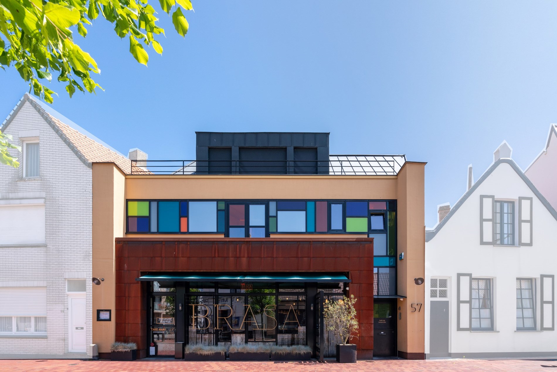 Magnifique local commercial fini (°2015), aménagé en restaurant équipé de toutes les technologies récentes et en excellent état, situé au centre de Knokke, à proximité de l'avenue Lippens et du marché 