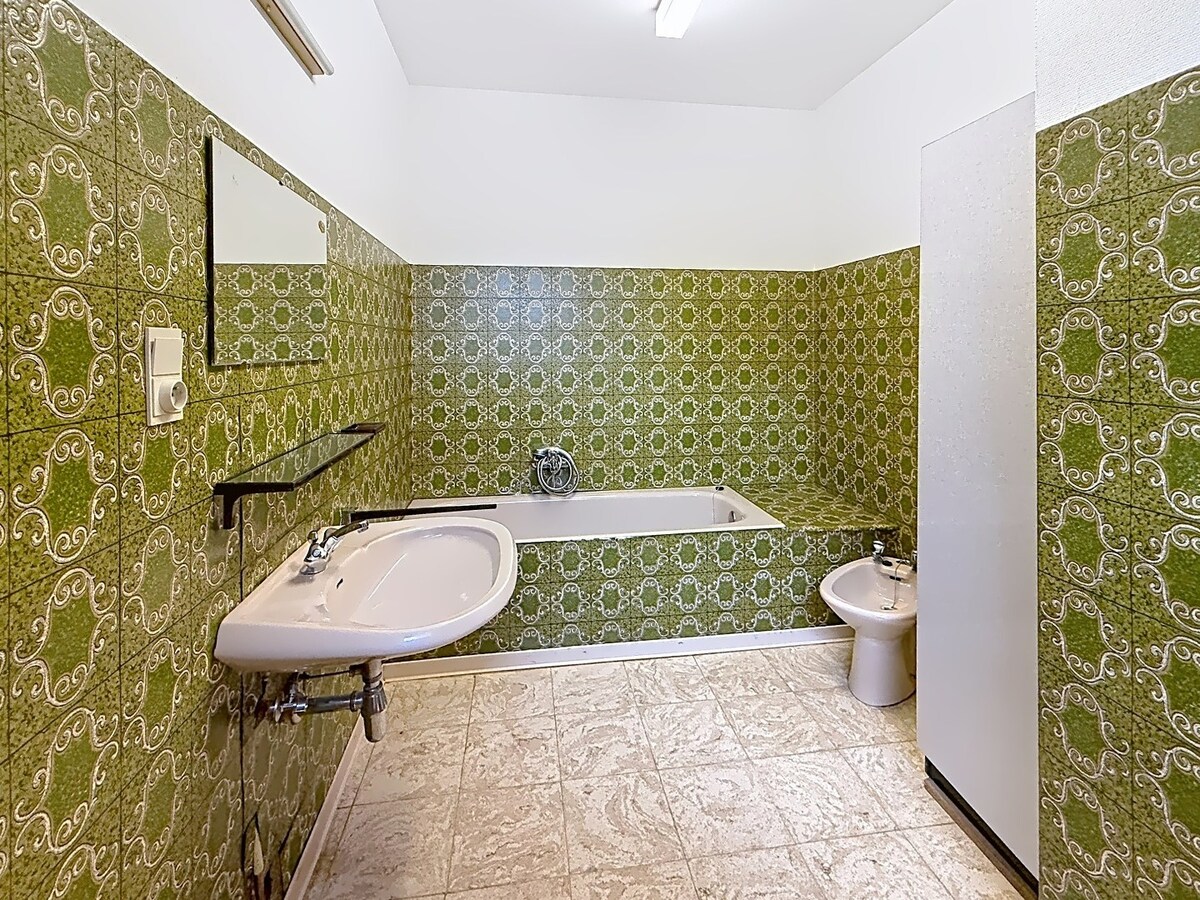 Kloeke woning met vier slaapkamers en ruim magazijn in Hulste. 
