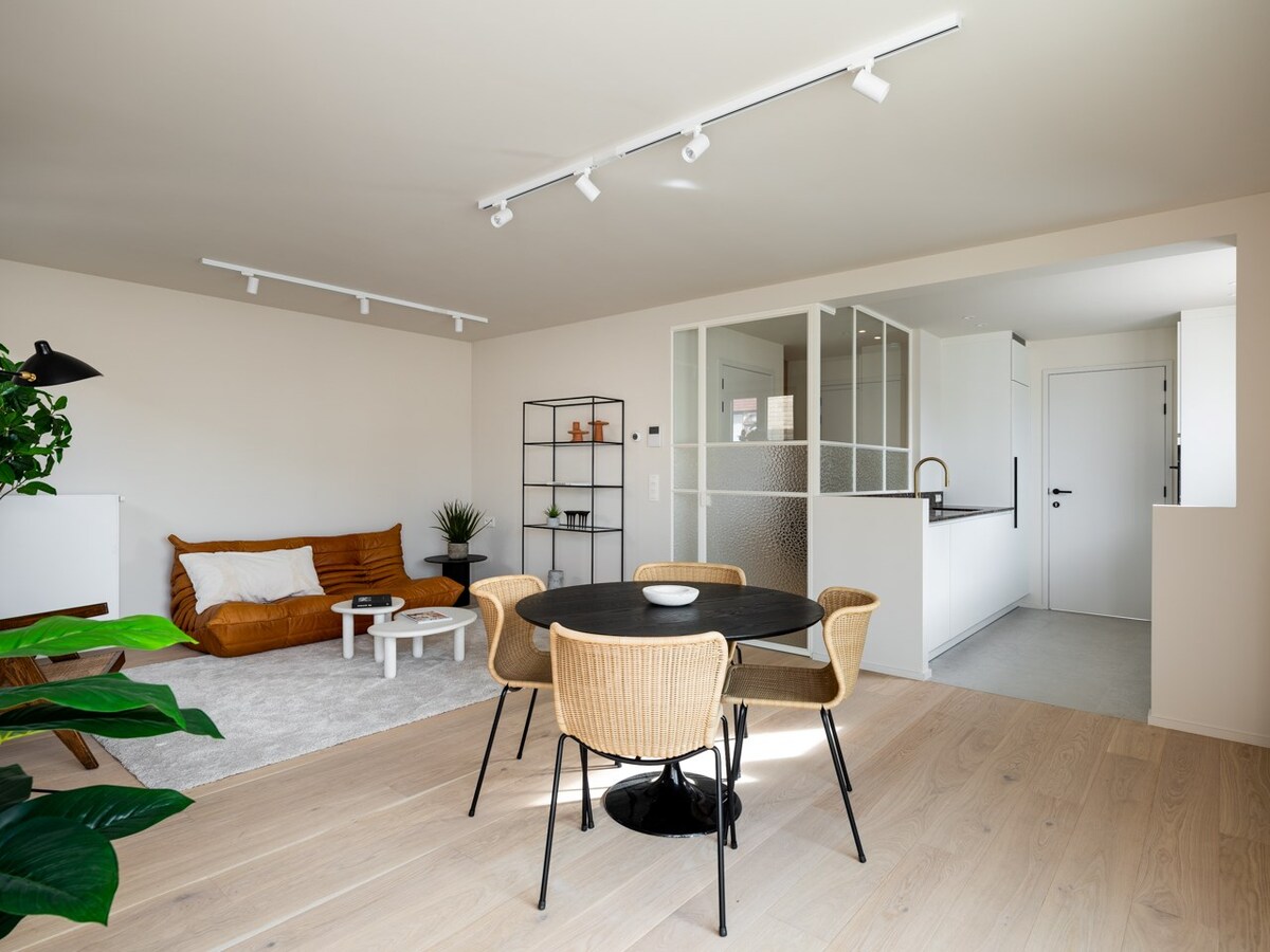 Appartement de luxe avec une terrasse spacieuse et une vue latérale sur la mer ! 