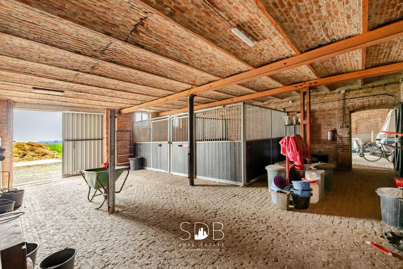 Landelijke woning met authentiek gastenhuis, stalgebouw, graslanden en buitenpiste op 20.285m² 