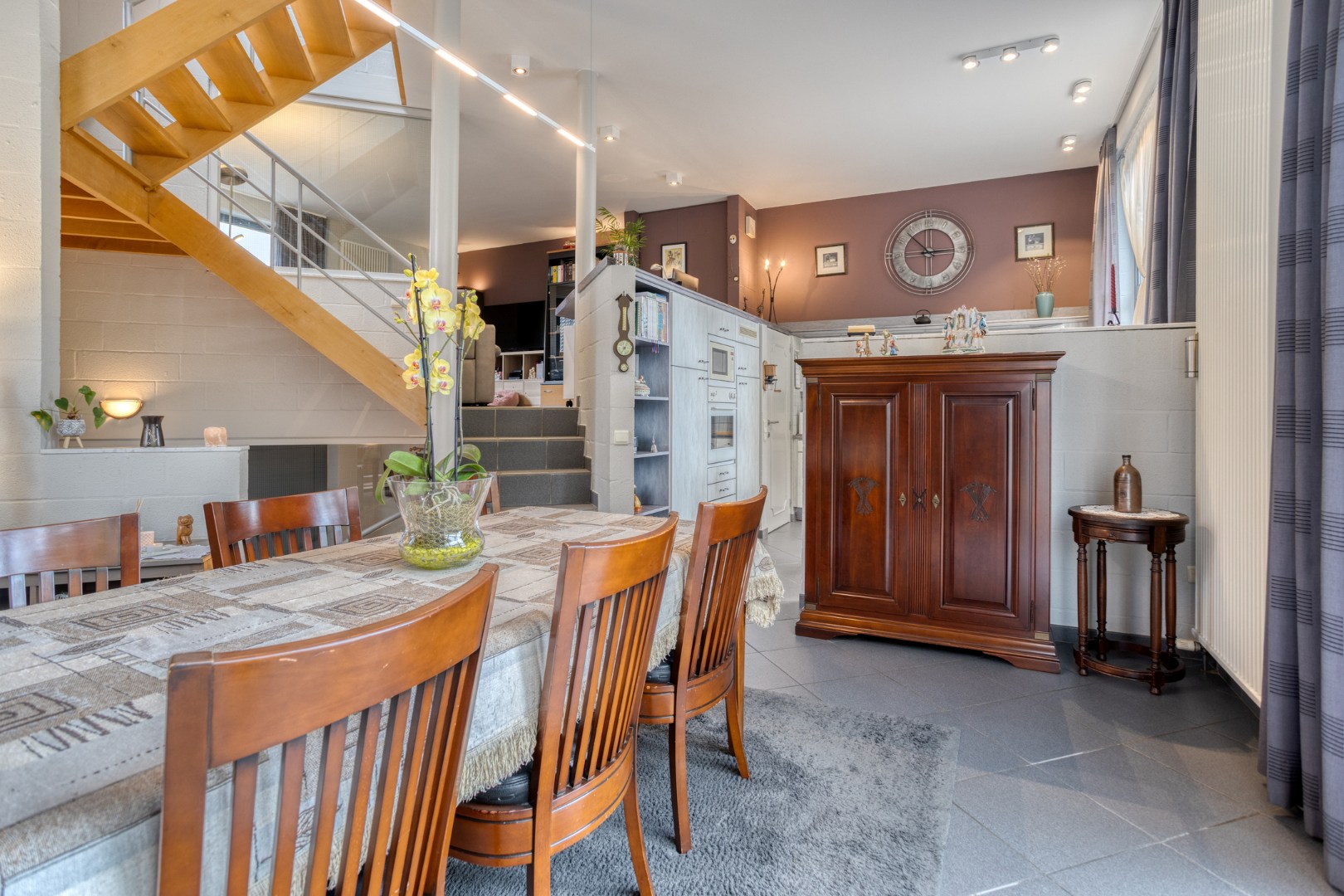 Instapklare halfopen bebouwing met 3 slaapkamers, tuin, terras en 2 carports in Kessel-Lo! – EPC 166 kWh/m² - bewoonbare opp. 146 m² 