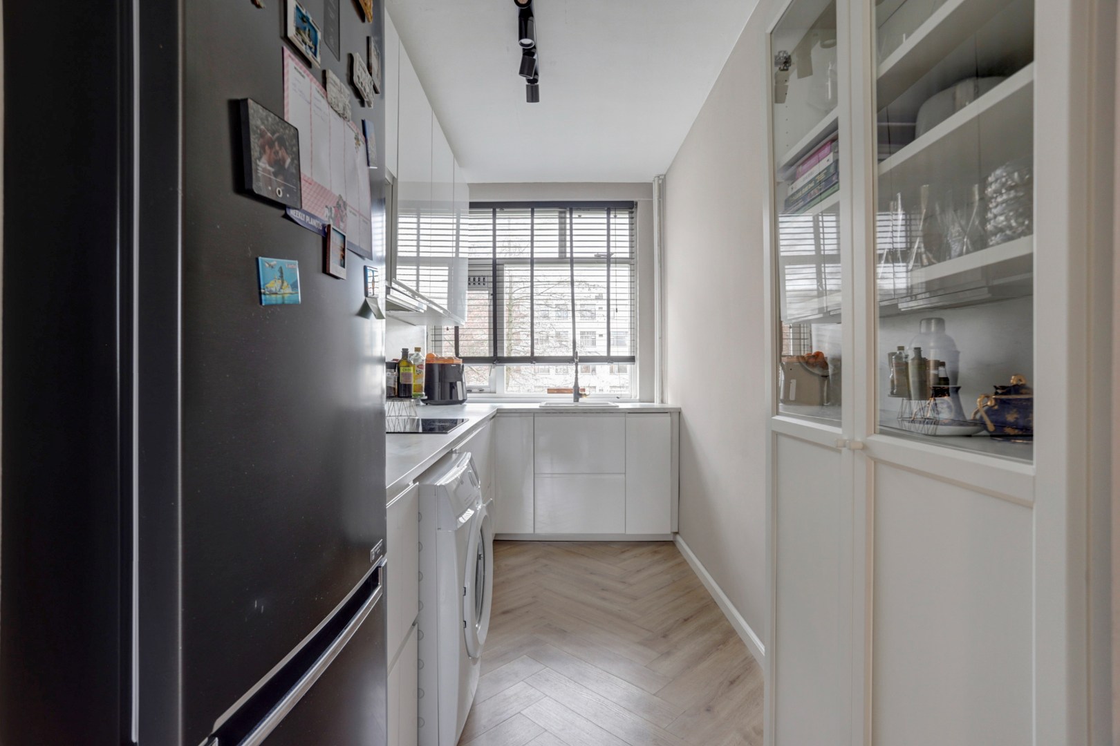 Instapklaar 3(voorheen 4) kamer appartement met royale living en moderne keuken, 2 slaapkamers en berging in de onderbouw. 