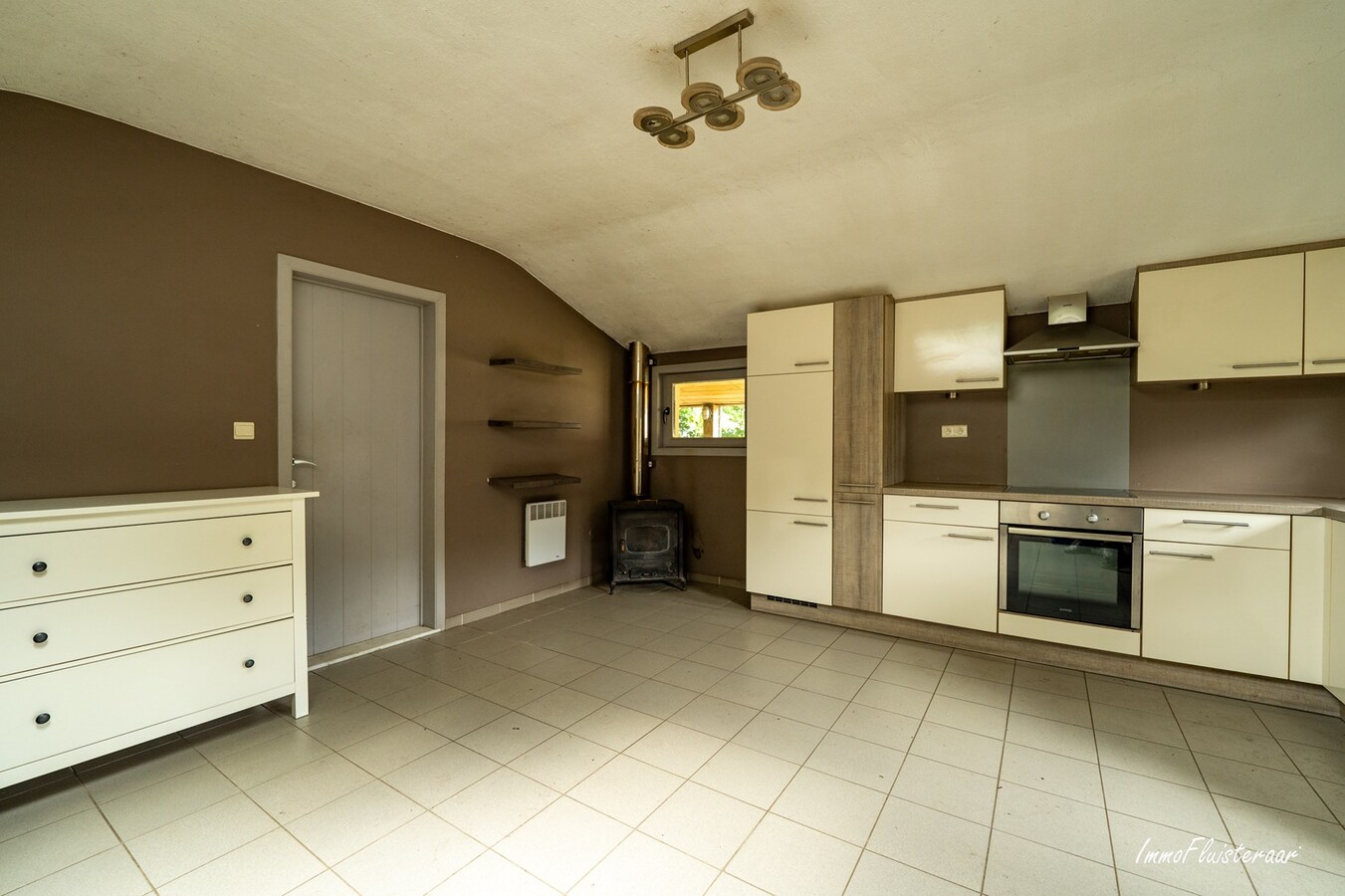 Hoogwaardige ruwbouwvilla met bijgebouw en weide 