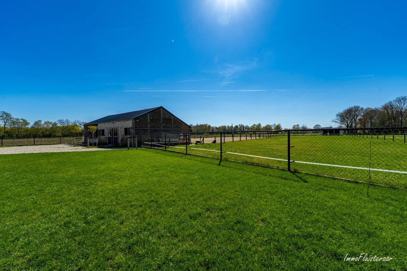 Recent gerenoveerde woning met paardenstallen en buitenpiste op ca. 12.370 m2  te Geel 
