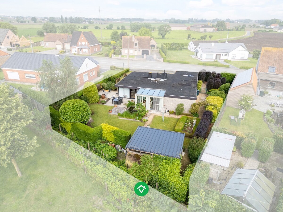 Alleenstaande woning met 4 slaapkamers en dubbele garage te Koekelare 