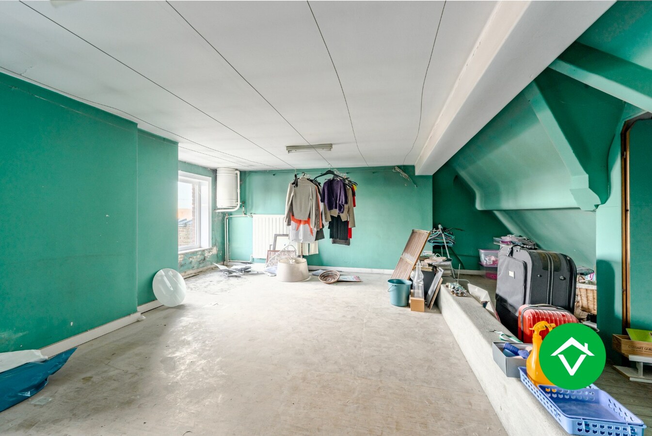 Ruim triplex appartement met 5 slaapkamers, in het centrum van Torhout 