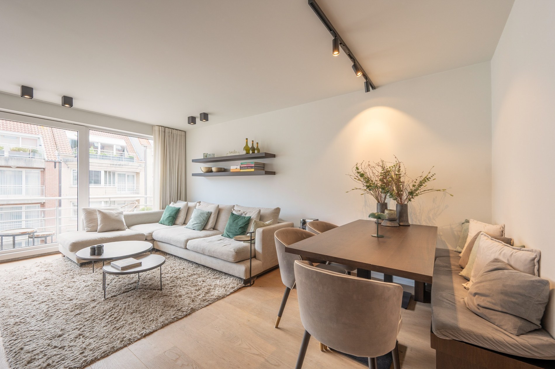 OPENDEURDAG Zaterdag 29/08 - tussen 14u en 16u:  Luxueus volledig gerenoveerd 3 slaapkamer appartement te Parmentierlaan gelegen nabij de Zeedijk. 