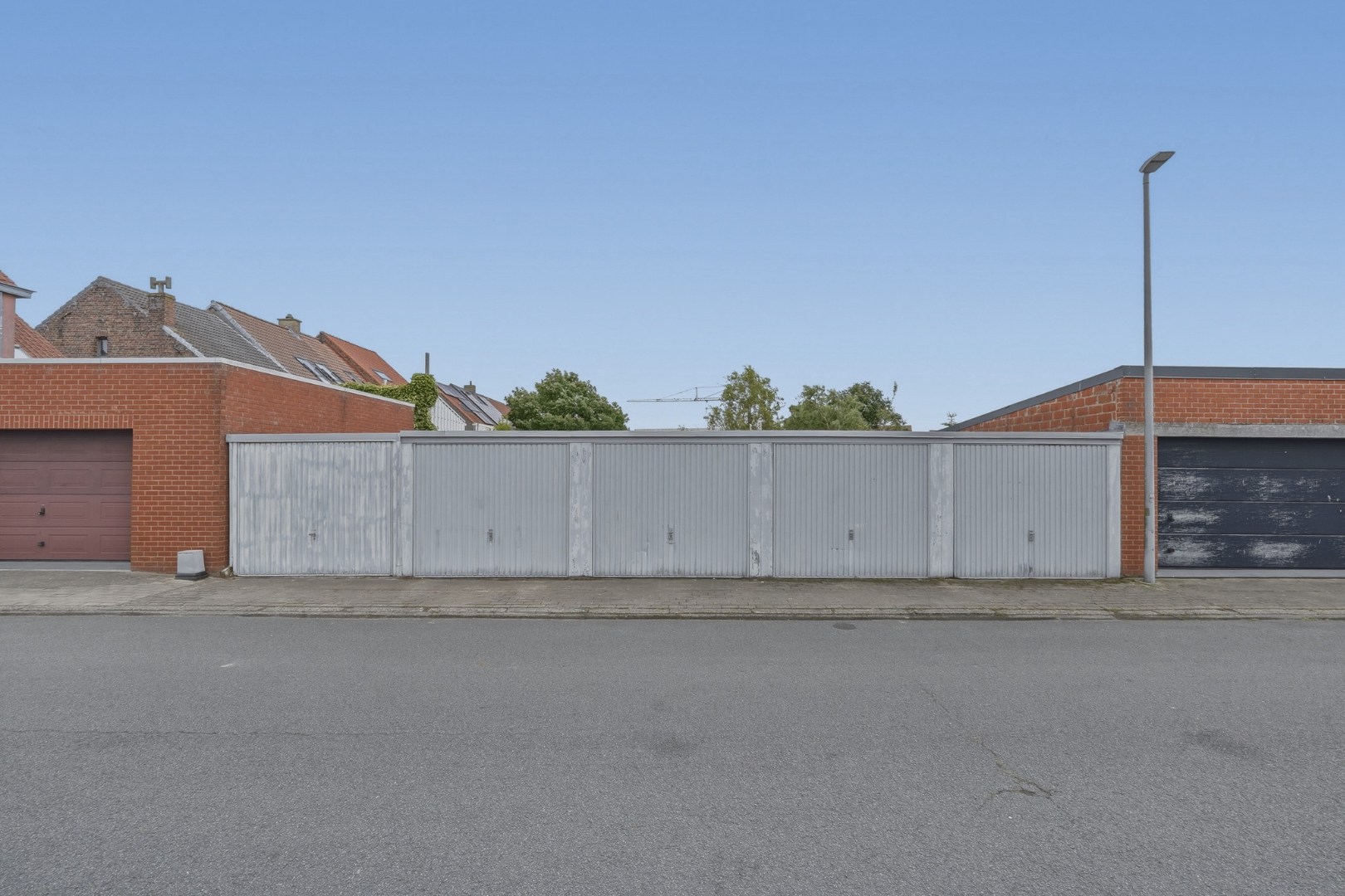 Karaktervolle instapklare hoekwoning met inpandige garage en zonnige stadstuin 