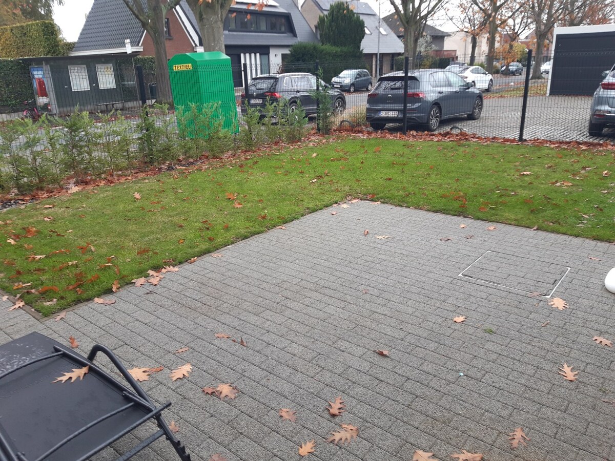 BEN-appartement met terras en tuintje. 