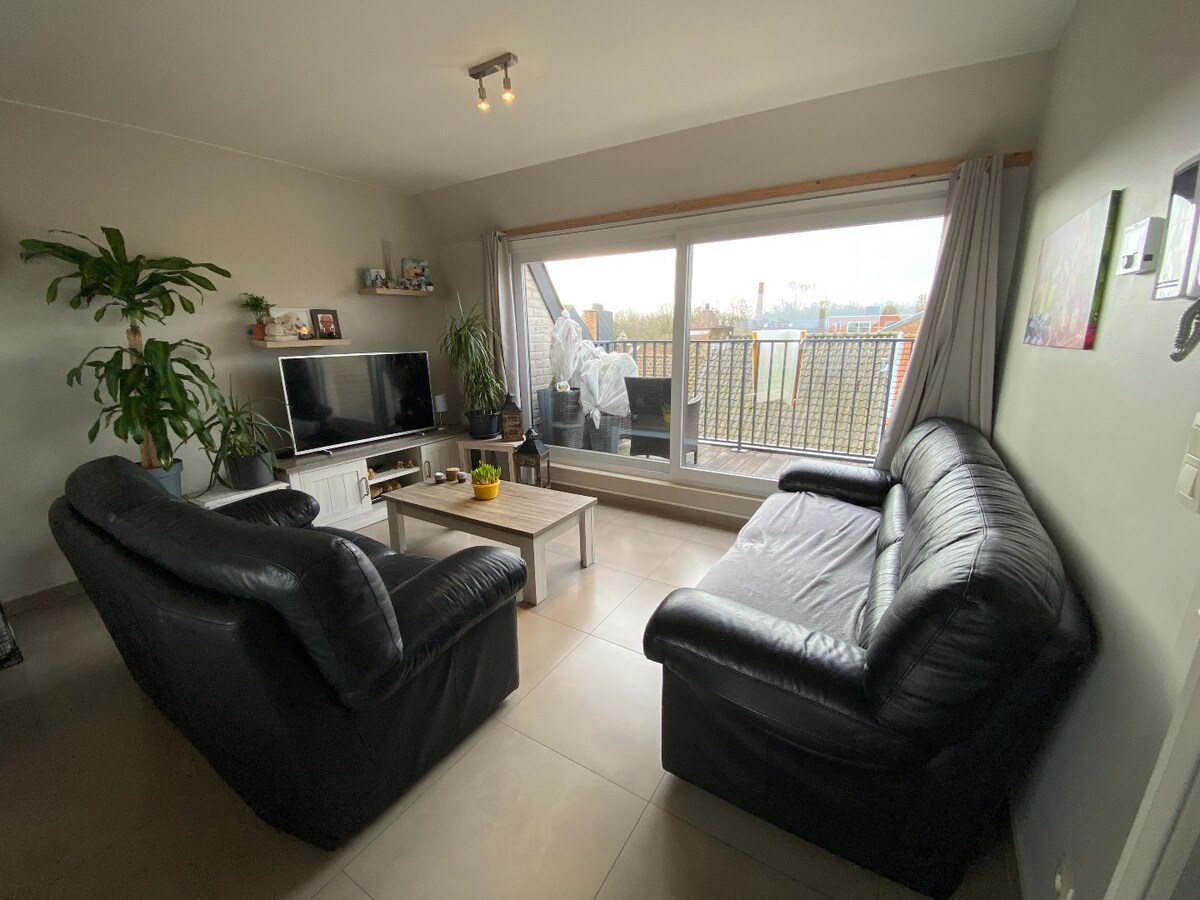 In het centrum gelegen dakappartement met 2 zonneterrassen te Koekelare 