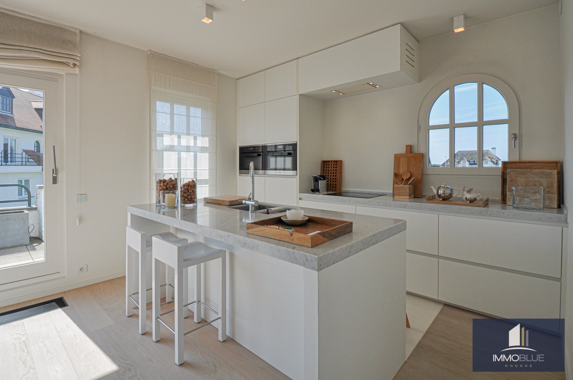 "Sublime appartement d'angle avec de spacieuses terrasses situé dans le prestigieux domaine Tennis Garden." 