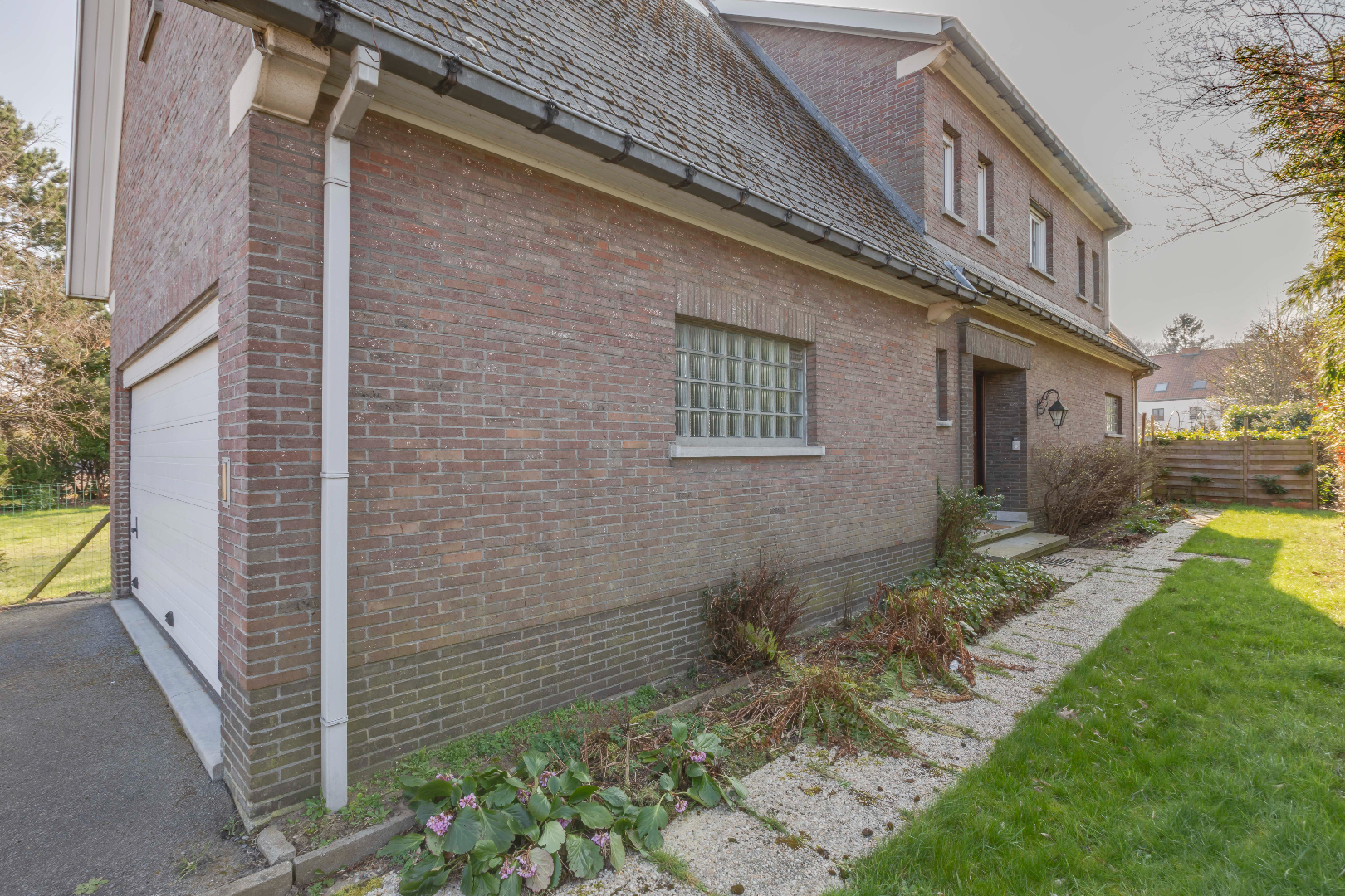 VERKOCHT ! Ruime villa (250m²) op mooi stuk grond (912m²) 
