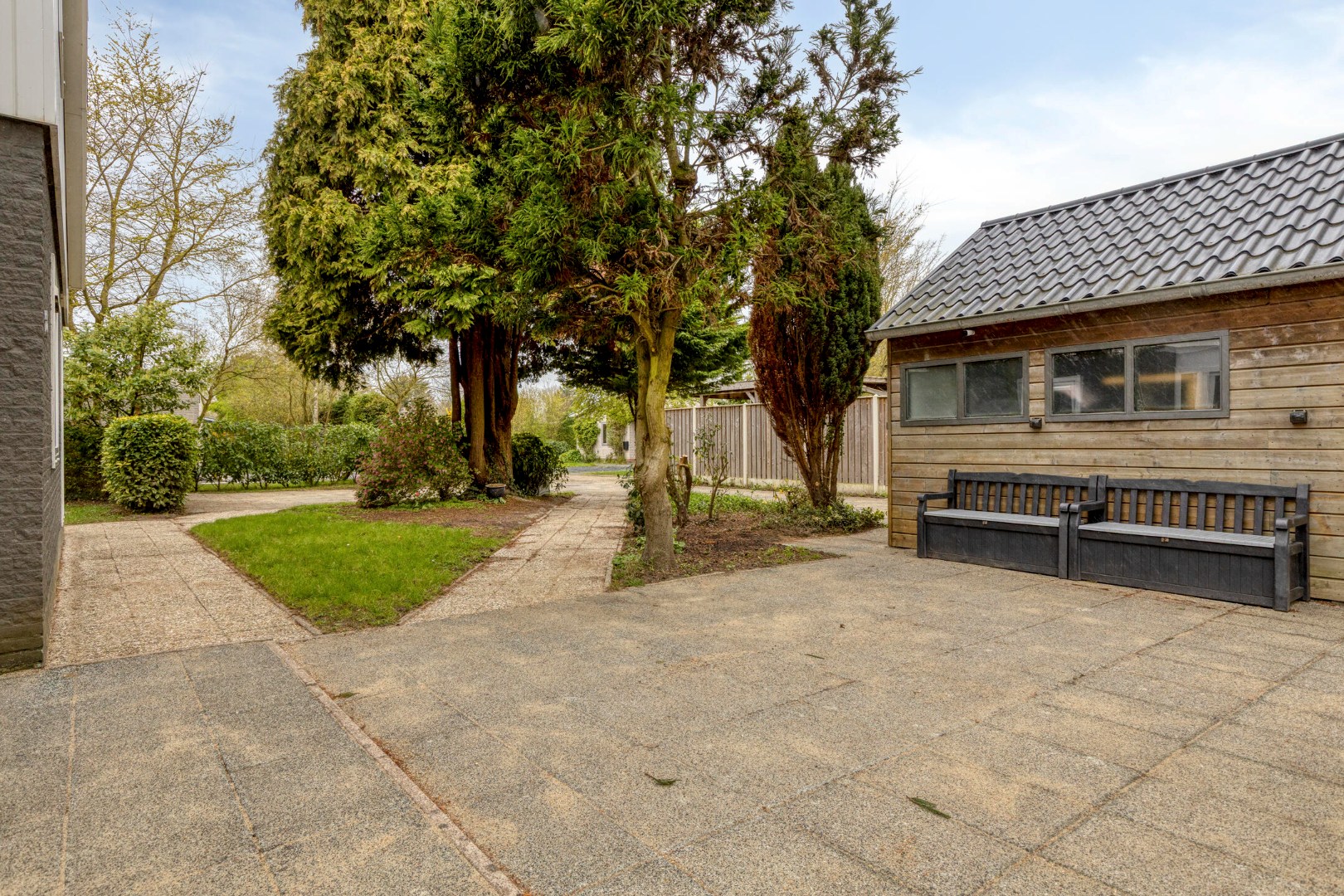 T.A. Makelaardij biedt aan: Op loopafstand (ca. 200m.) van het Veerse Meer staat deze rustig gelegen vrijstaande woning op een royaal perceel (860m2) aan een doodlopend straatje 