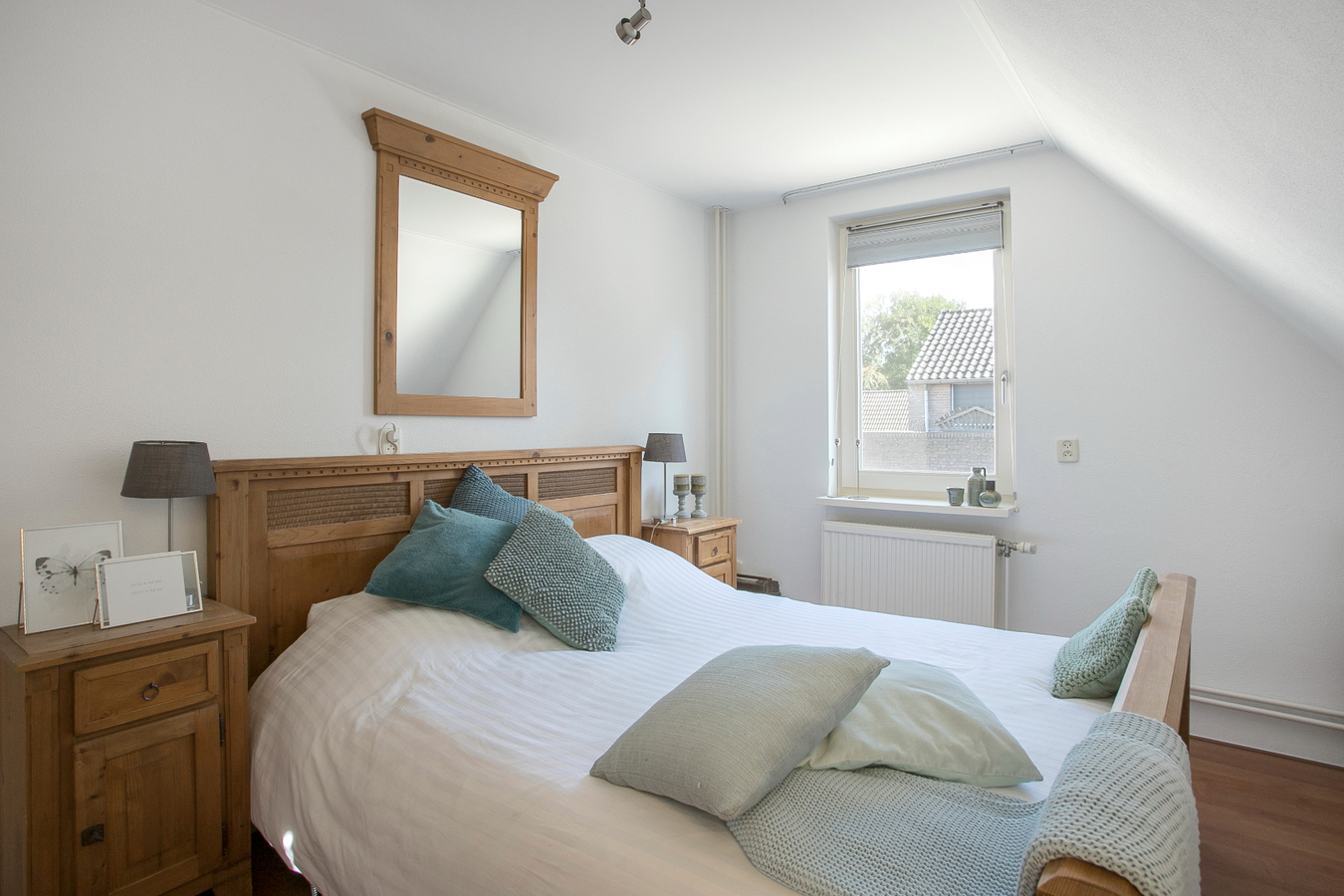 Deze moderne en royale vrijstaande woning staat op een rustige woonlocatie op een mooi hoekperceel. 