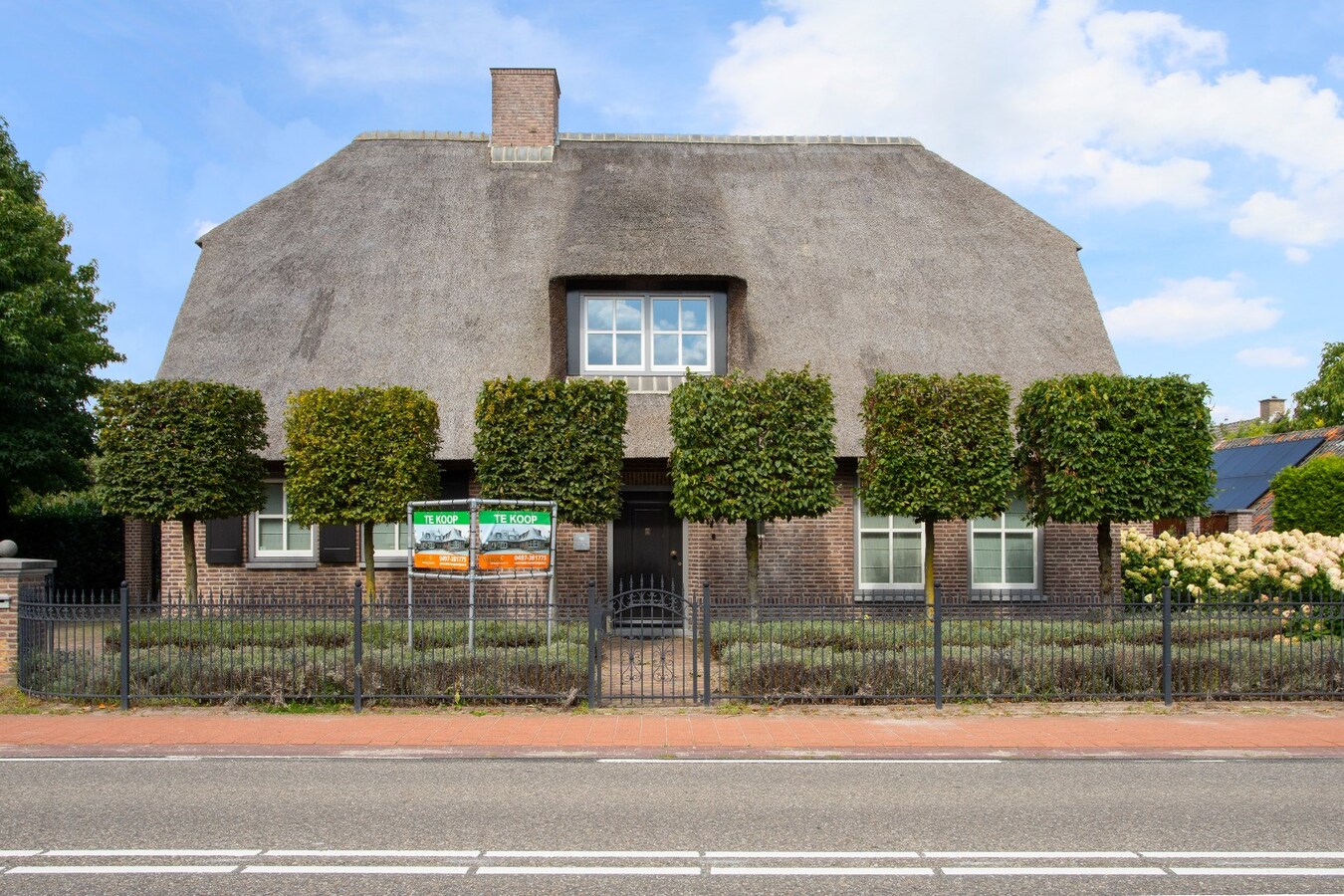 Riante vrijstaande villa met rieten dak gelegen op een perceel van 1.240 m2. 