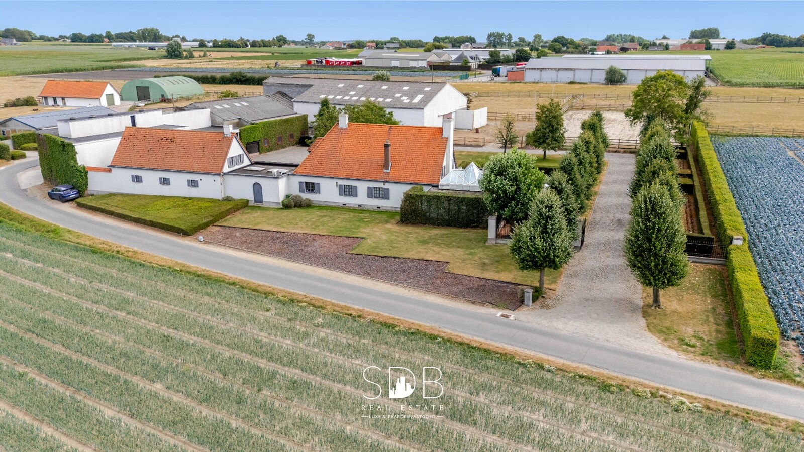 Landelijke villa met bijgebouwen en graslanden op 23.740m² 
