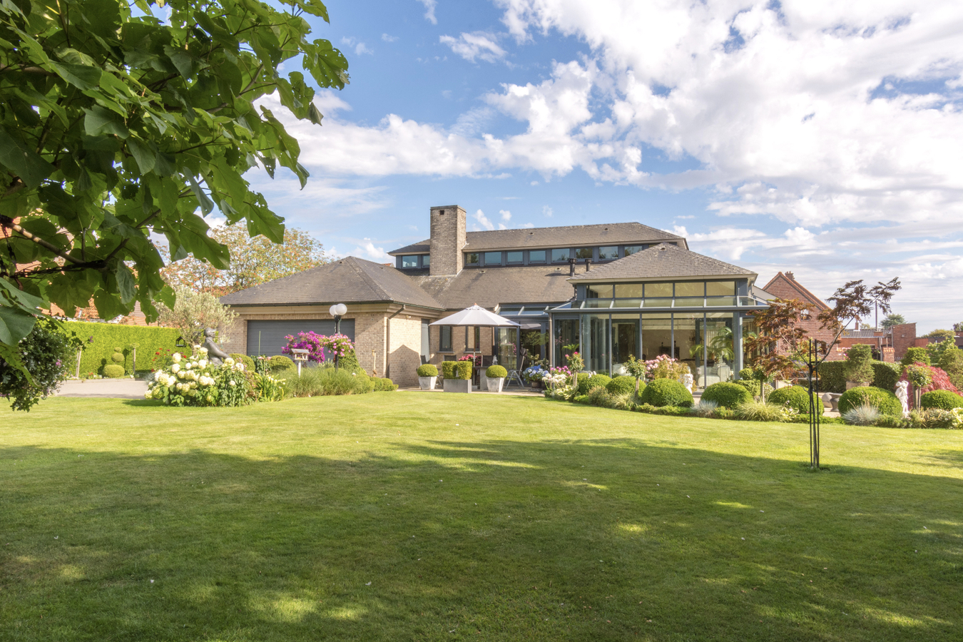 VERKOCHT Lichtrijke villa met prachtige tuin nabij centrum St.-Gillis-Waas 