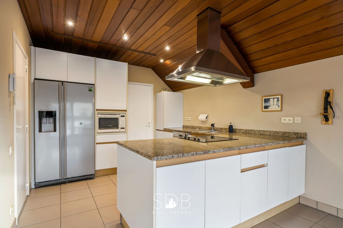 Prachtige ruime villa met gezinstuin + appartement op 2.135m² 