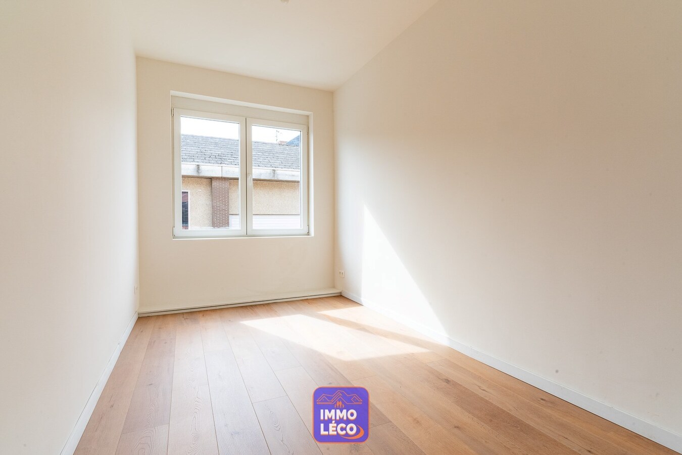 Lumineuse maison rénovée avec jardin et garage, à deux pas du centre-ville ! 