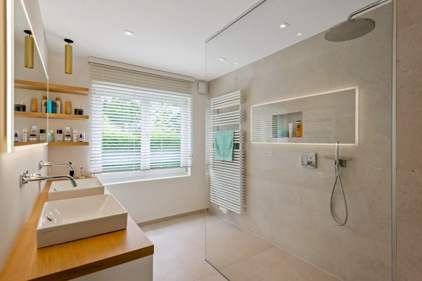 Prachtig gelegen villa met zwembad en poolhouse op een perceel van 1.907 m² in Koningshof te Schoten. 