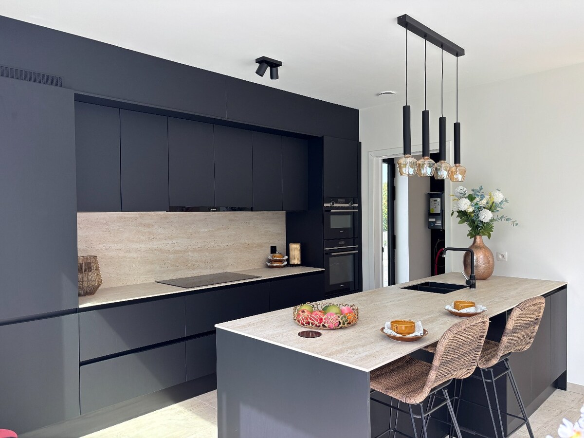 Nieuwbouwwoning met West-tuin in het centrum van Schilde 