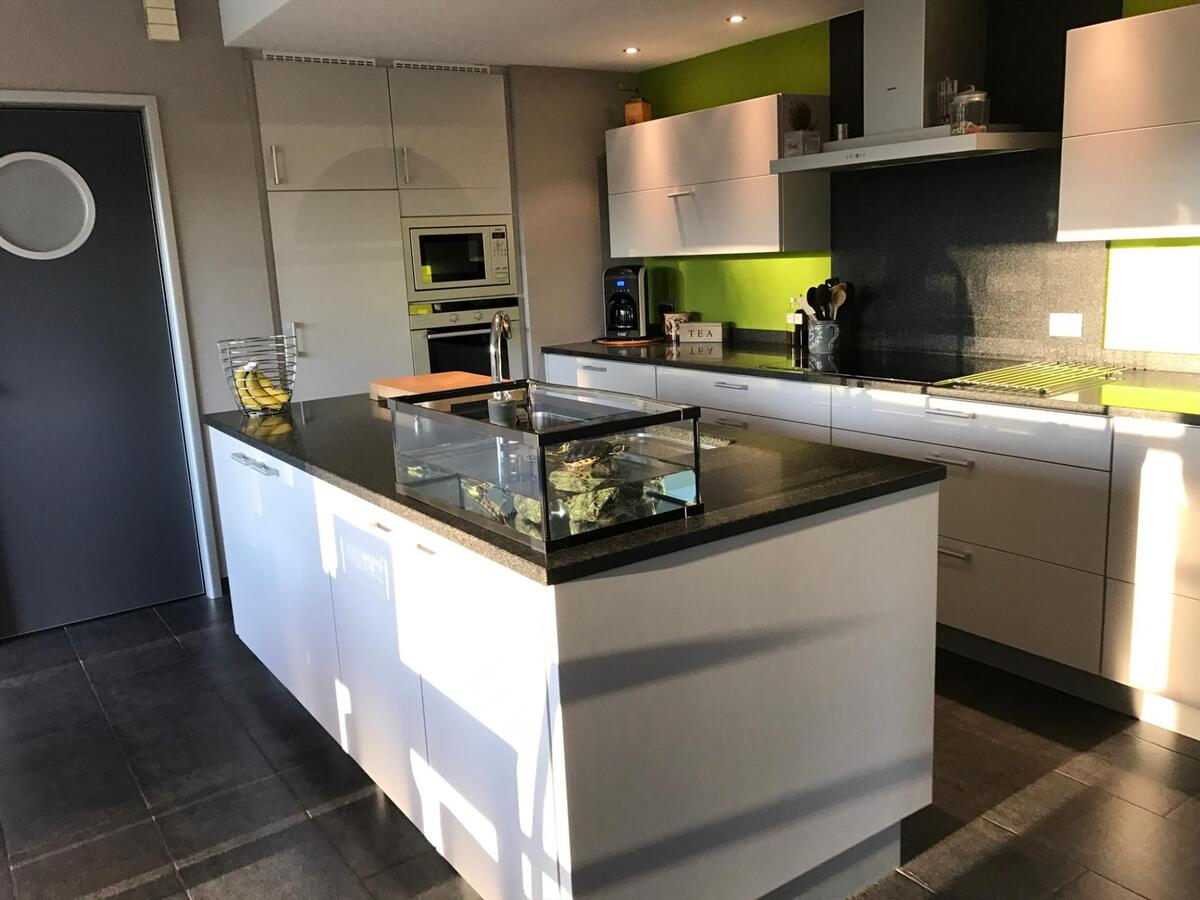 Uitstekend gelegen villa met grote zongerichte tuin 