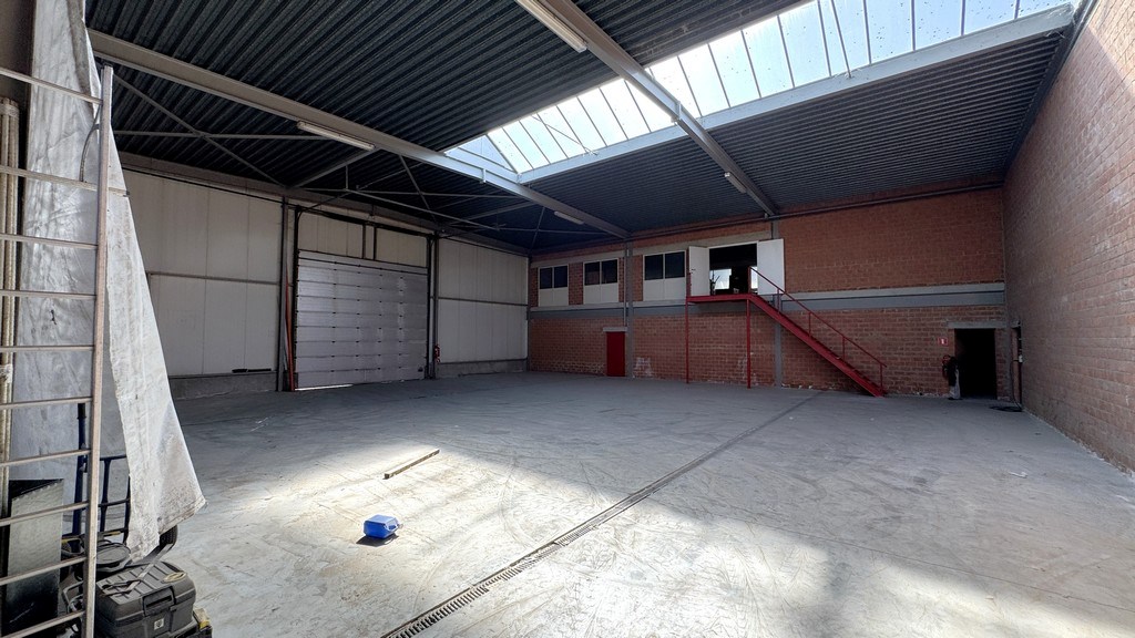 Magazijn met kantoren te huur vlakbij A12 in Wilrijk