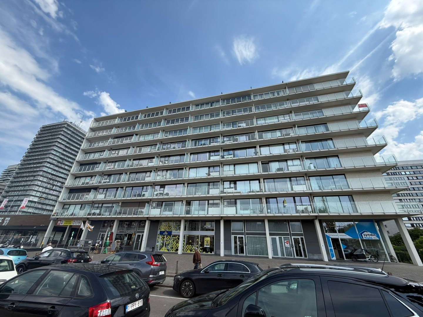 Magnifique appartement rénové de 2 chambres avec terrasse et vue sur le port. 