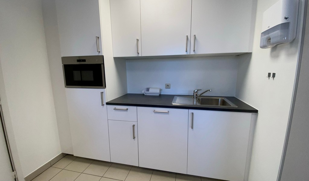 Instapklare kantoorruimte te huur vlakbij E40/R4 in Gent