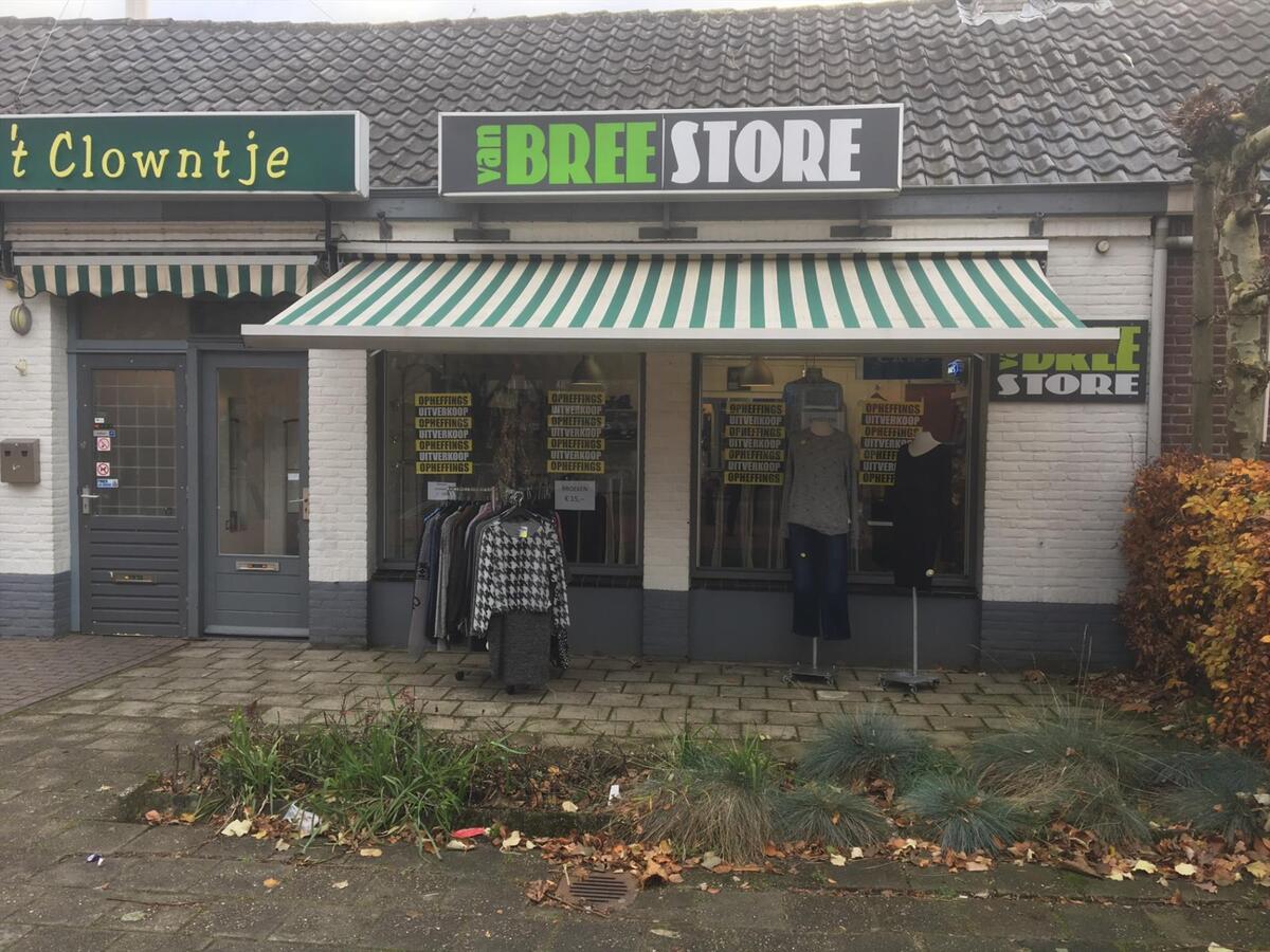 Winkelpand gelegen in de kern van Veldhoven-dorp aan de Rapportstraat 18 te Veldhoven, het object is momenteel in gebruik als kledingzaak. 