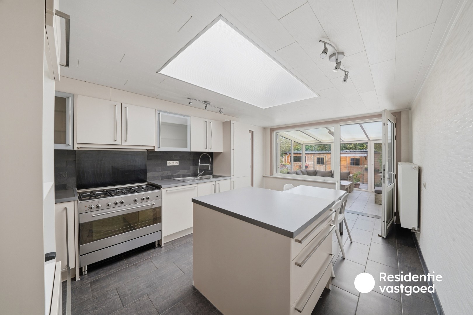 Ruime gezinswoning met 4 slaapkamers, tuin en zonnepanelen in Zandvoorde 