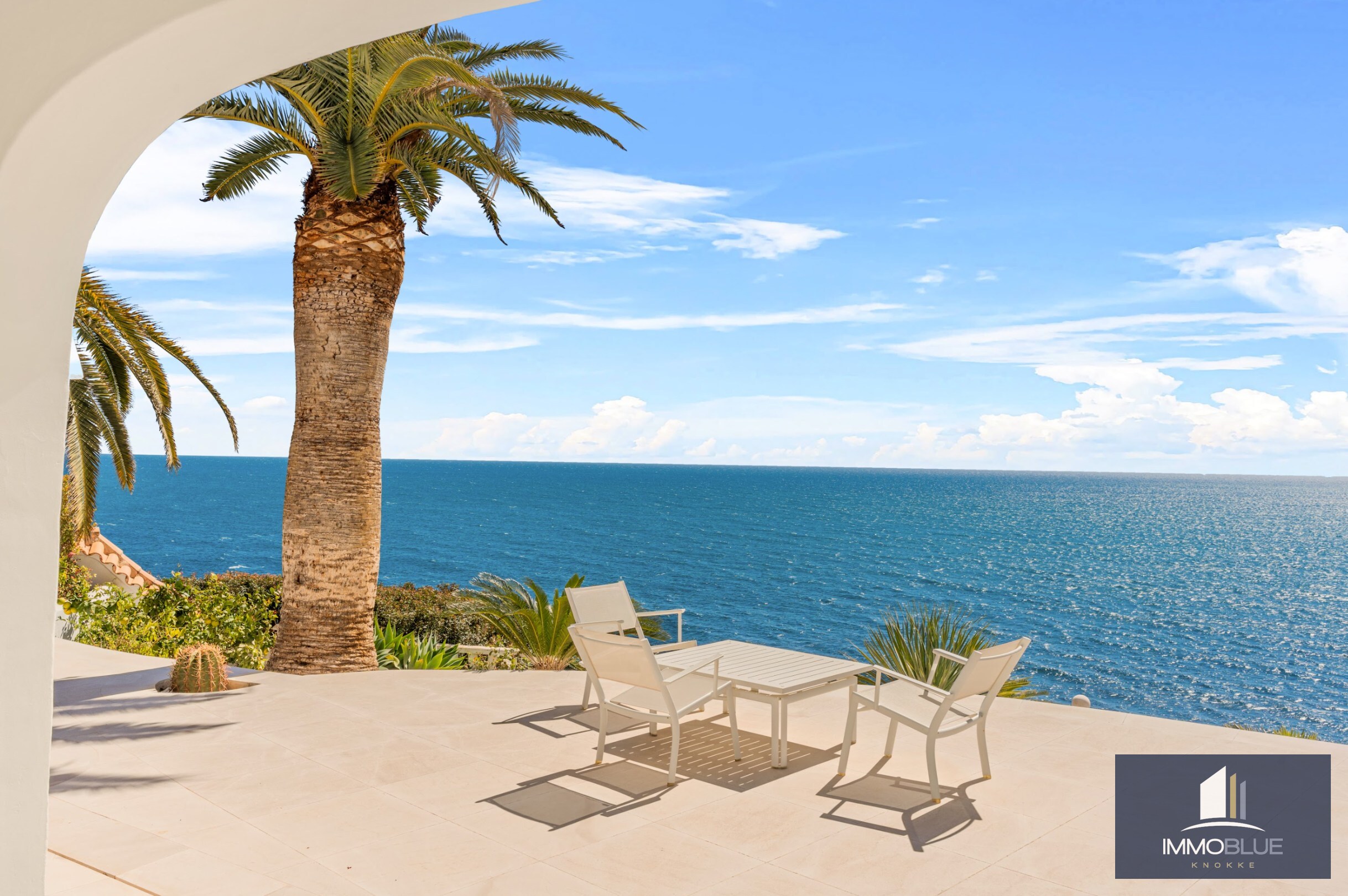 Villa méditerranéenne rénovée avec vue sur mer dans un environnement côtier calme 