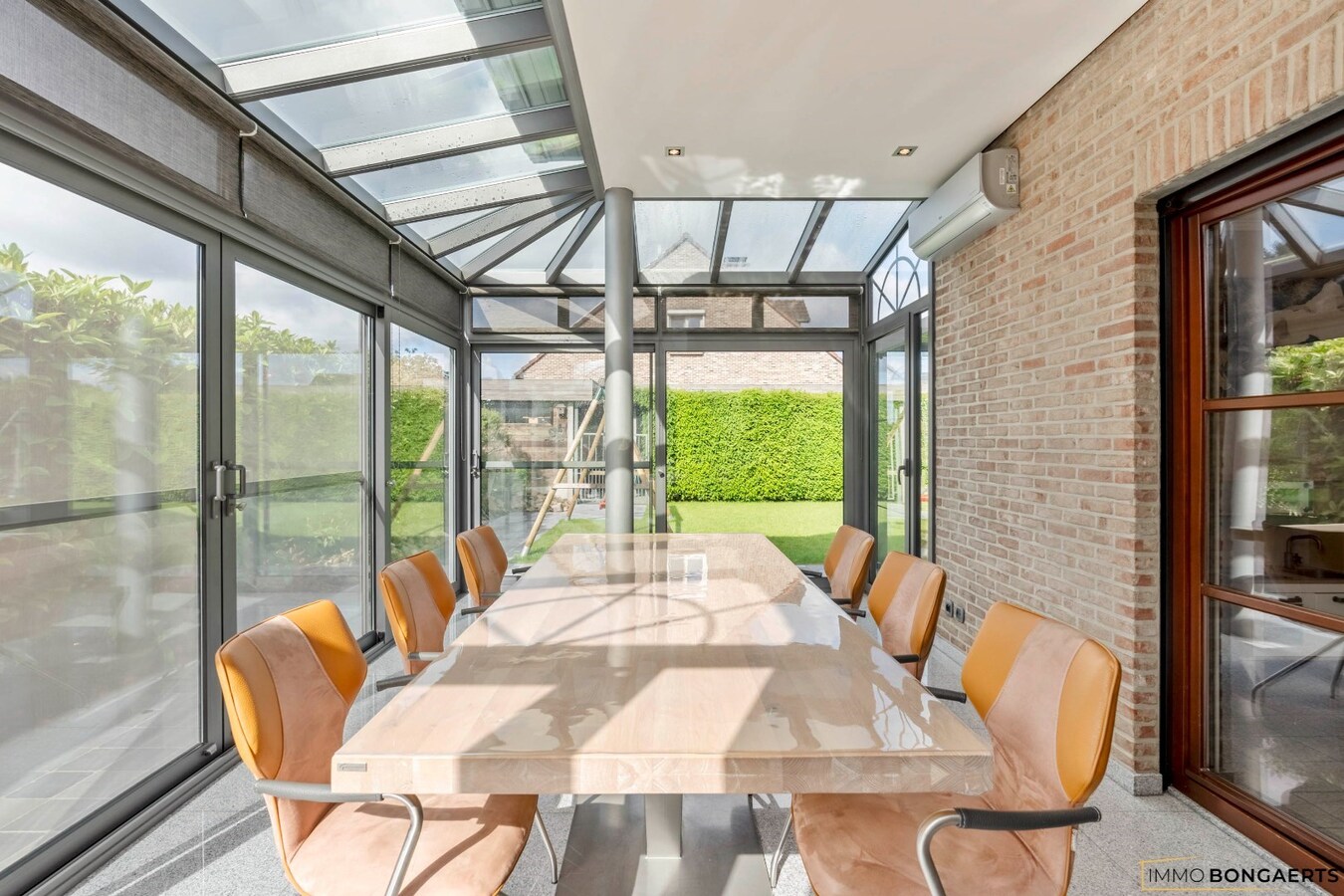 Ruime woning op een zeer rustige locatie met tuin, garage, carport en 3 slaapkamers in Opglabbeek. 