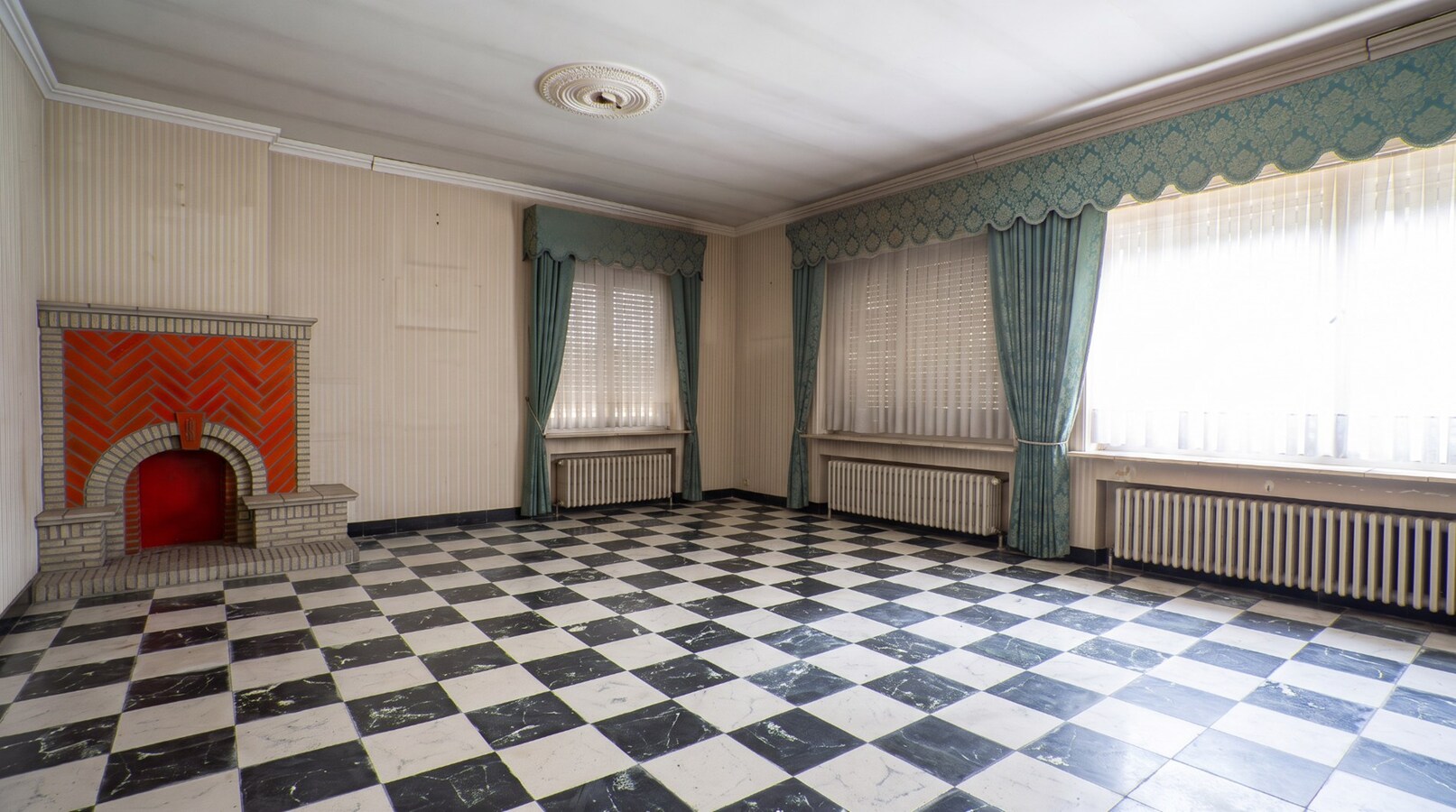 Immeuble de rapport : Maison, entrepôt, double garage et grand parking, excellent potentiel ! 
