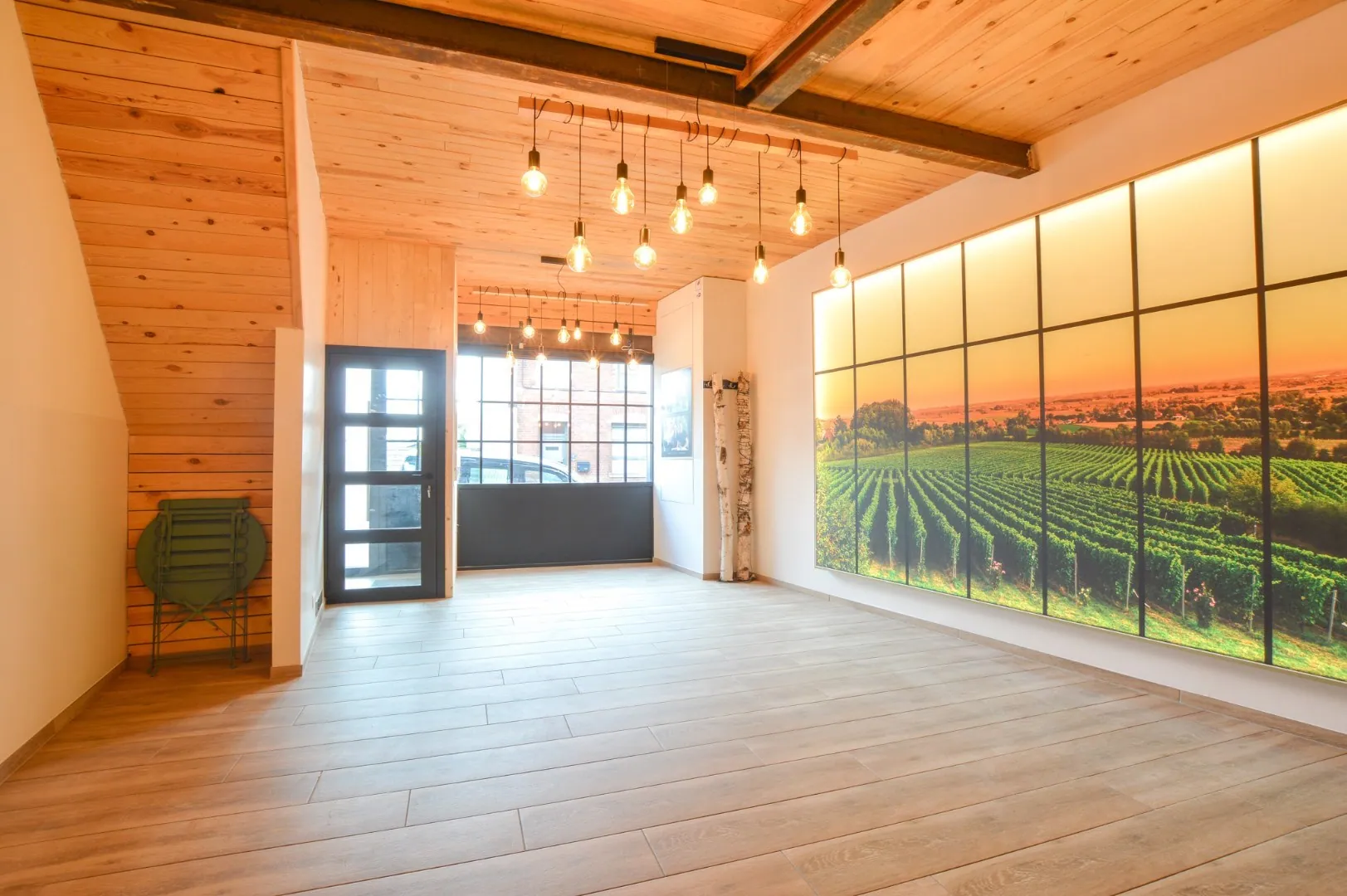 Veelzijdig handelsgelijkvloers in centrum Eernegem