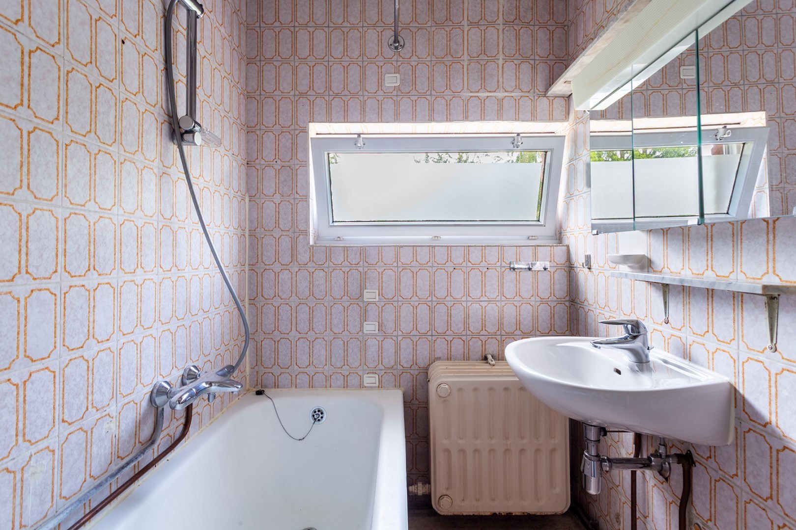 Halfopen gezinswoning met grote tuin en garage 