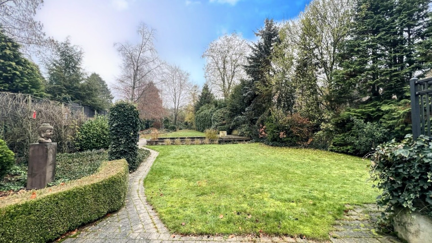 Gerenoveerde, instapklare woning op perceel van 1529m² midden in het groen 