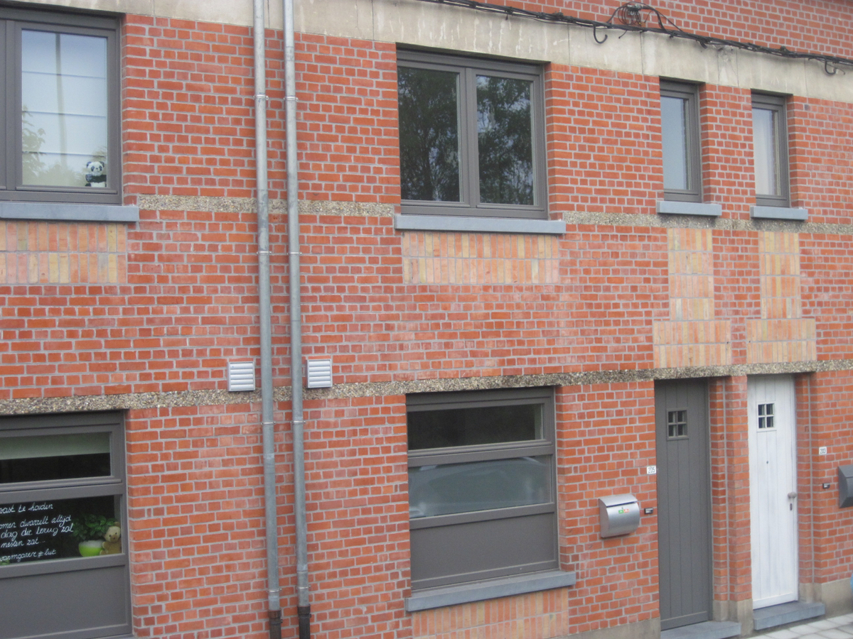 Recent vernieuwde rijwoning nabij de Schelde. 