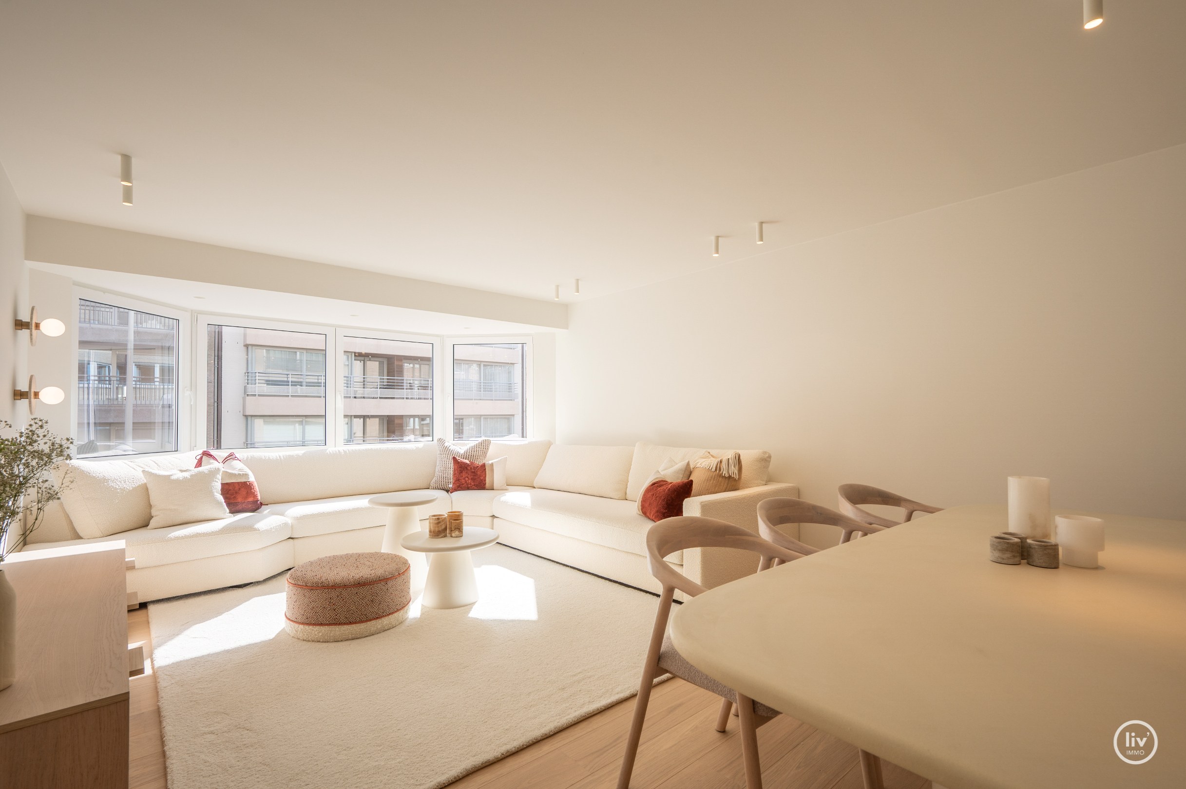 Appartement de luxe entièrement rénové de 3 chambres situé sur l'avenue Parmentier, à proximité de la digue. 